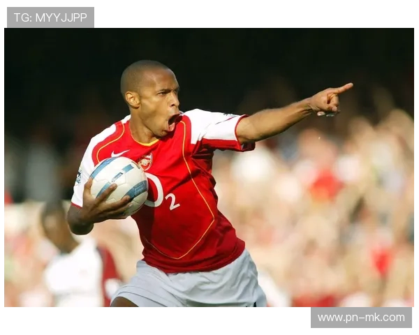 足球巨星亮相公共场合引发热议 聚焦明星效应与公众互动反响