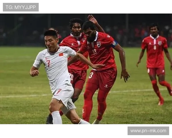 足球球星清晨帅气登场,朝阳下的动感与活力迎接新的一天 足球球星清晨帅气登场,朝阳下的动感与活力迎接新的一天